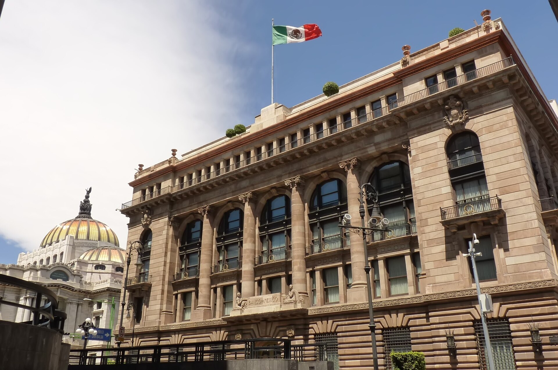 El peso mexicano suma siete semanas de caídas, su peor racha desde 2019
