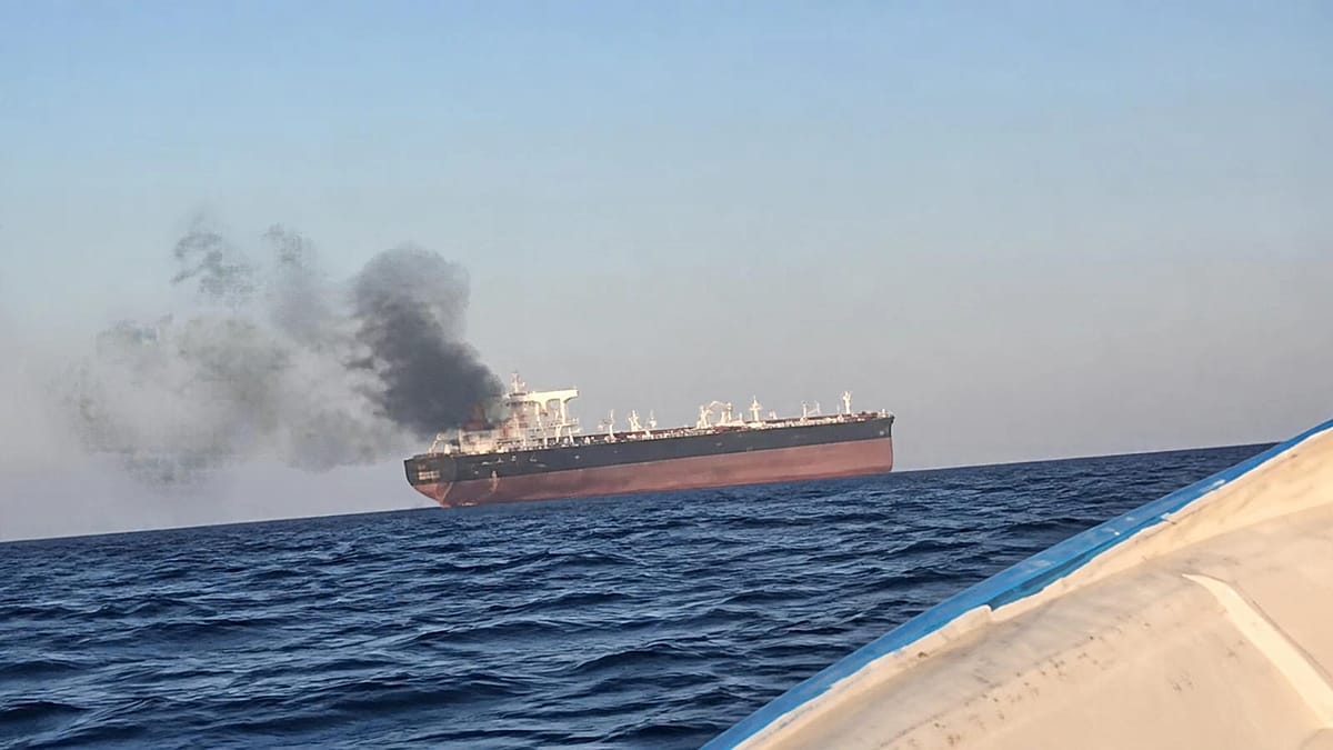 Otro petrolero se incendia cerca de Ormuz tras hundirse dos cargueros
