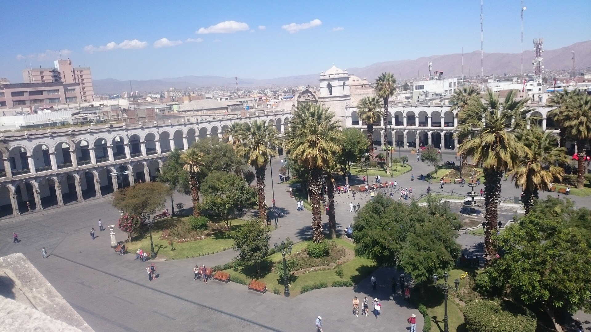 Policía investiga ataques con explosivos contra viviendas en Arequipa