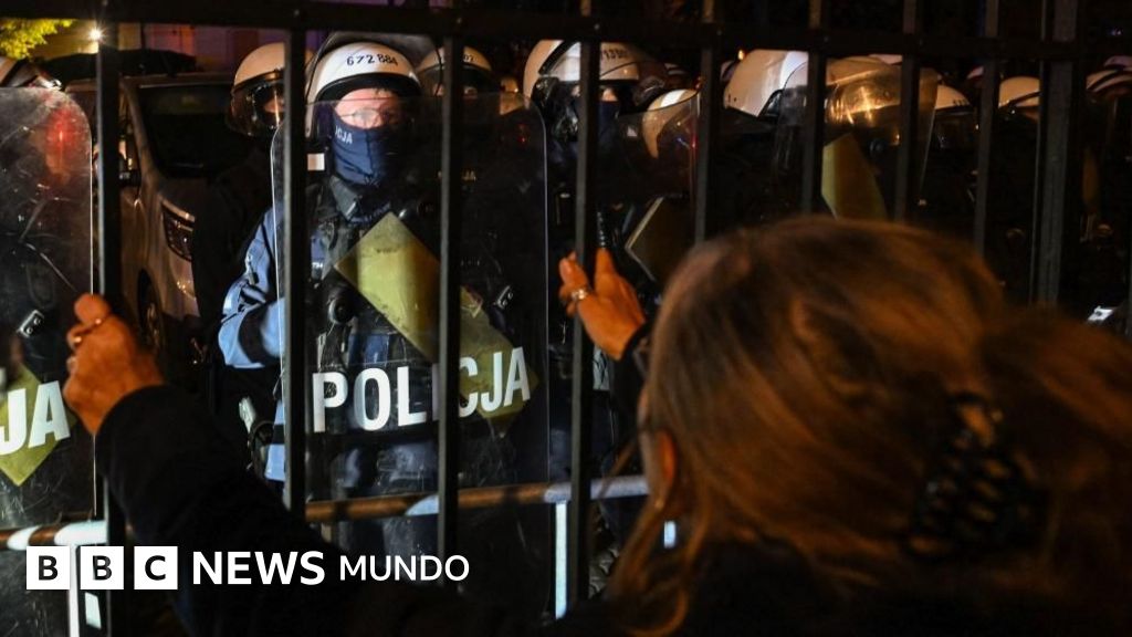 Despliegan policía antidisturbios en Polonia ante la sede del Tribunal Constitucional