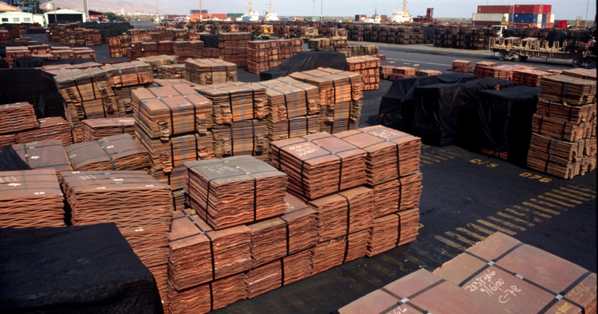 Cobre baja en Chile tras fin de huelga en Centinela, pero Goldman Sachs sube su proyección