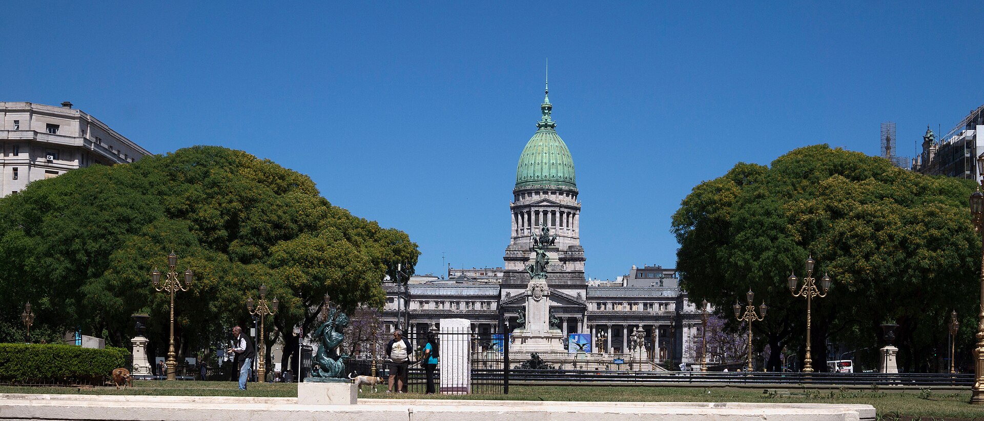 Argentina: el Gobierno dice que eliminó 81.000 puestos de trabajo