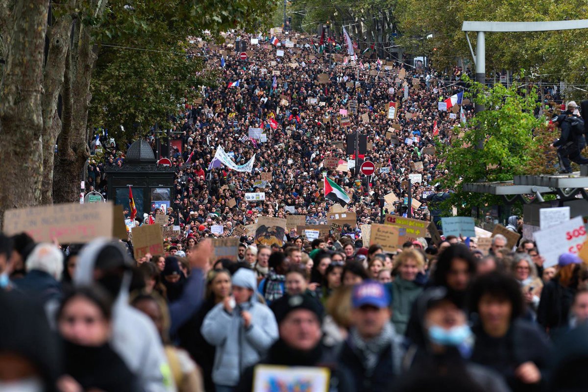 Más de 400.000 personas protestan en Francia con menos disturbios que la semana anterior