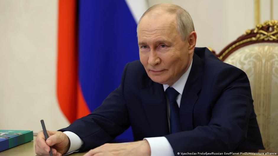 Putin dice que Europa sigue comprando GNL ruso y niega implicación en protestas