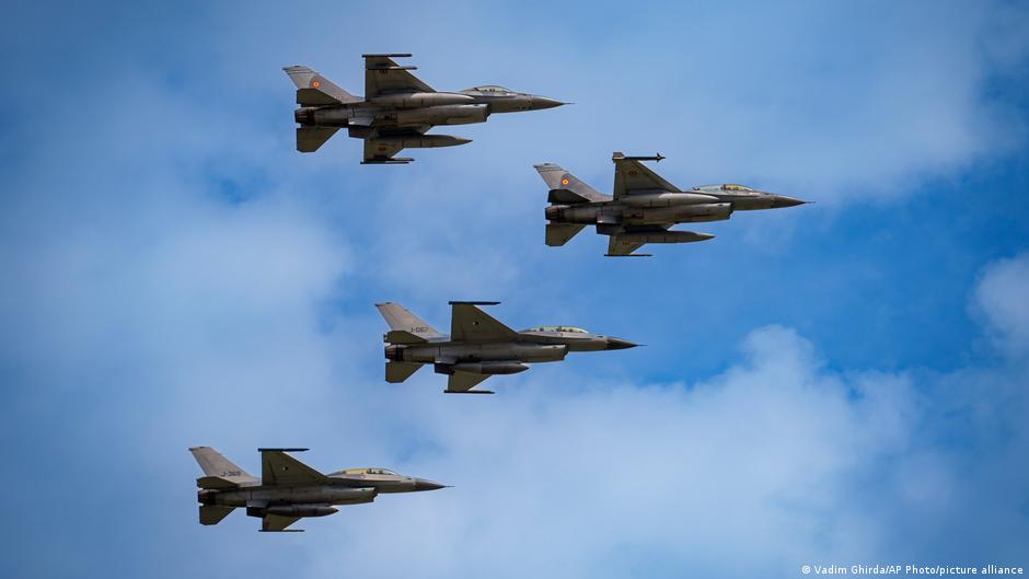 Cazas F-16 rumanos derriban dos drones en el mar Negro