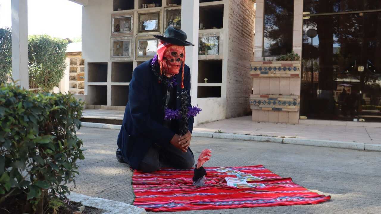 Sacaba, en Bolivia, abre su cementerio de noche por Todos Santos