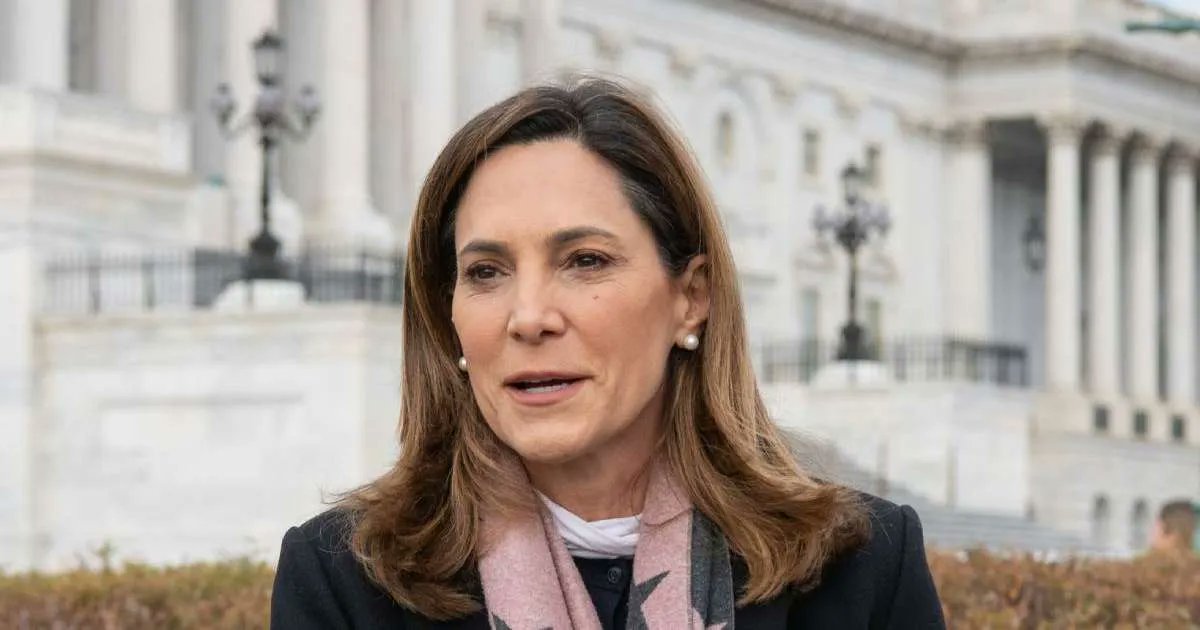 Salazar dice que Trump respaldará su Ley Dignidad para inmigrantes en EE. UU