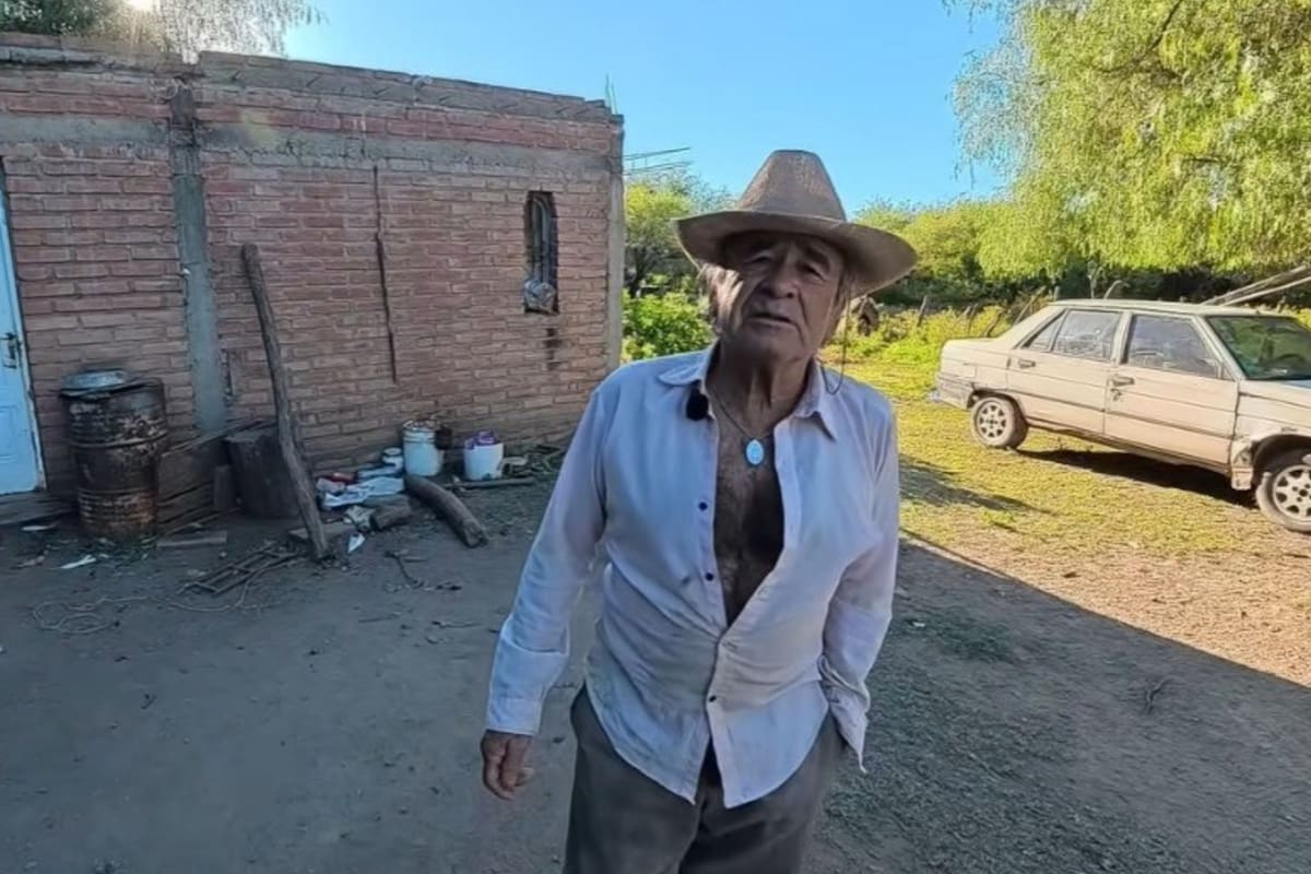 Santos Becerra, cortador de adobe de 67 años, vive en el monte de Córdoba