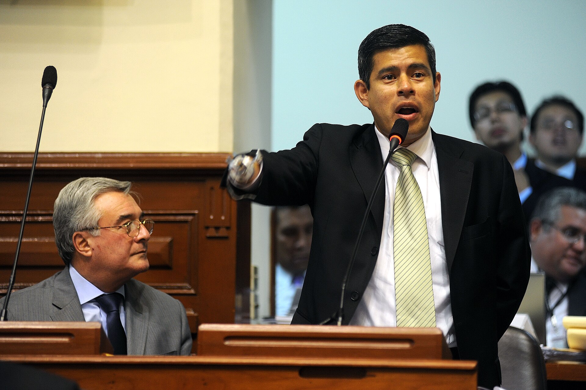 Comisión del Senado de Perú debate facultades legislativas al Gobierno