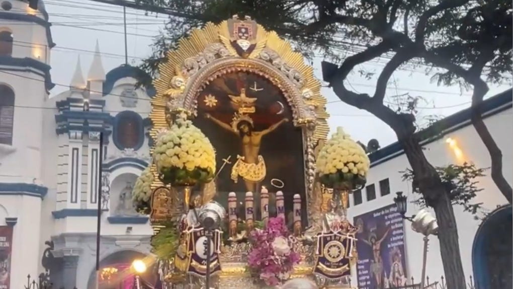 Señor de los Milagros realiza su tercer recorrido en Lima