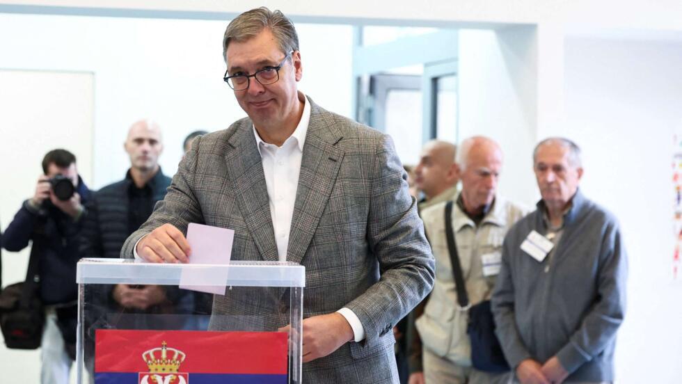 Serbia celebra elecciones clave: estudiantes desafían a Vucic