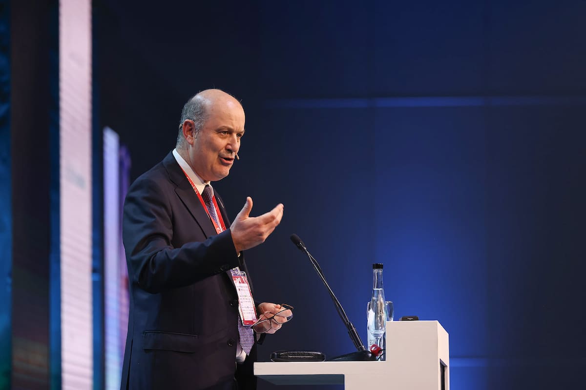 Sturzenegger dice que Argentina puede liderar la IA sin regulación preventiva