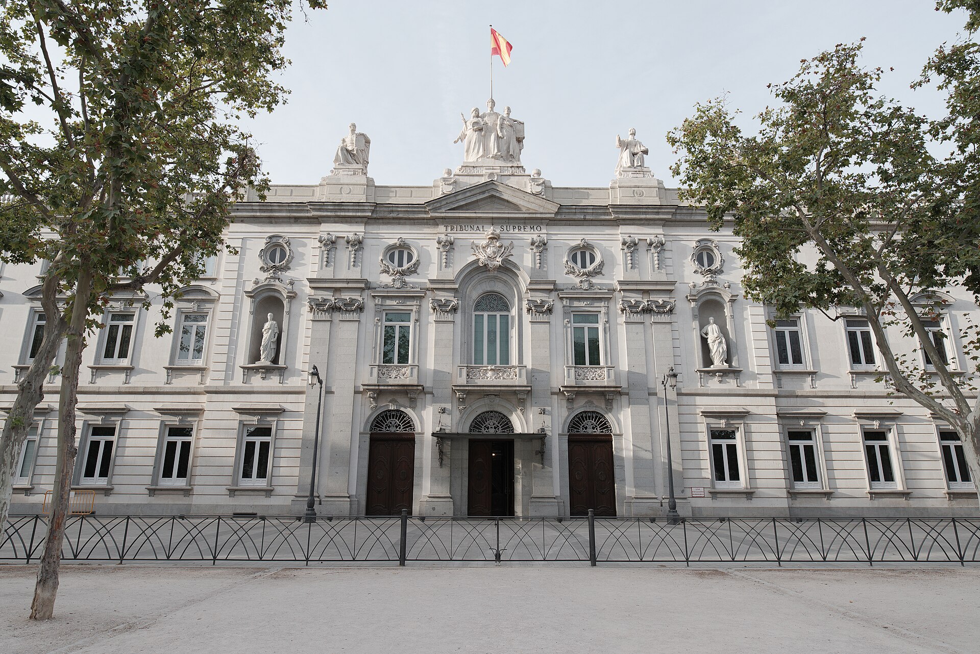 El Supremo de España declara sin objeto los recursos contra el decreto de universidades