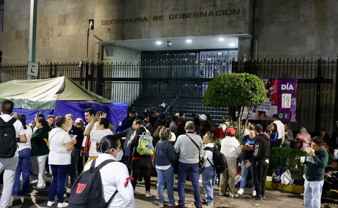 Trabajadores del IMSS marchan a Segob y amagan con protestas cada ocho días en México