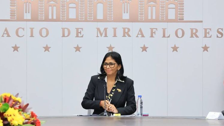 Trump dice que sería "interesante" una elección entre Delcy Rodríguez y Machado