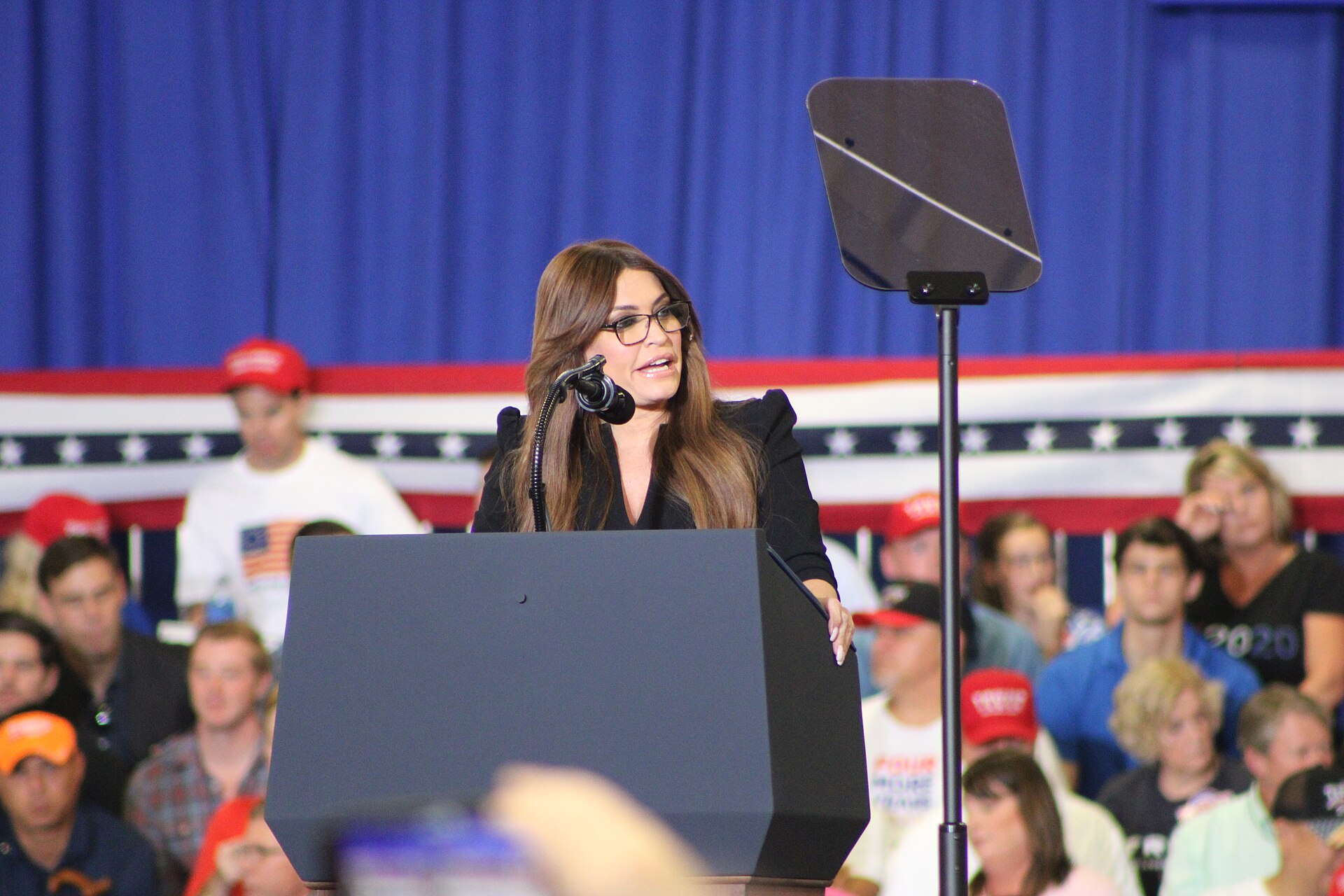 Trump evalúa relevar a la embajadora Kimberly Guilfoyle en Grecia