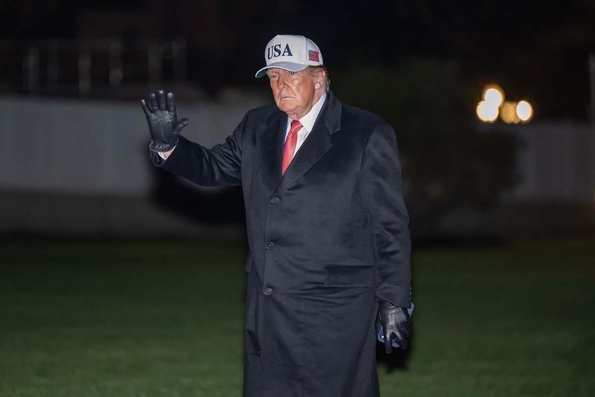 Trump dice que "no hay negociaciones" con Irán y que "algo pasará"