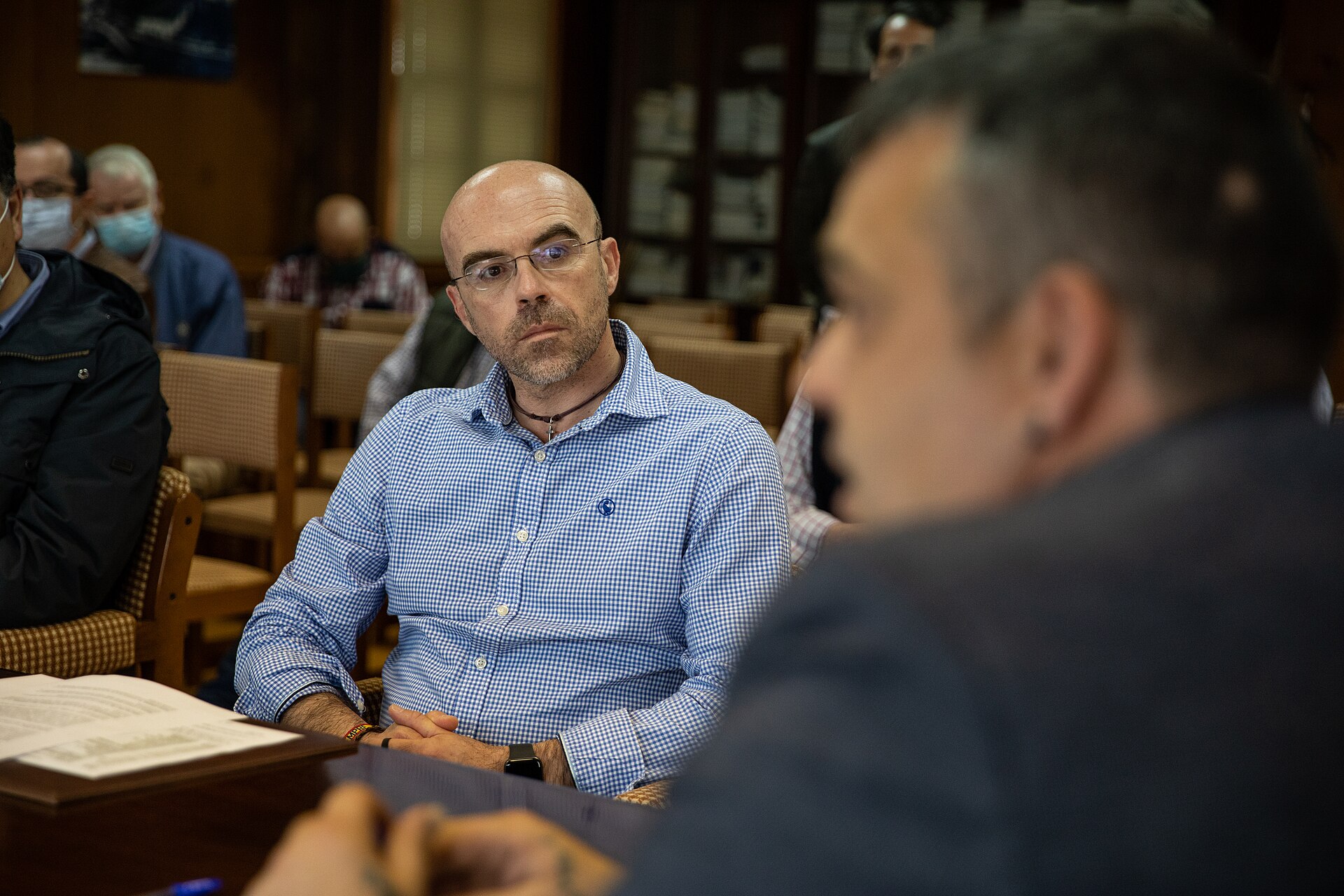 Vox plantea al PP la prioridad nacional y una gran reducción de ministerios